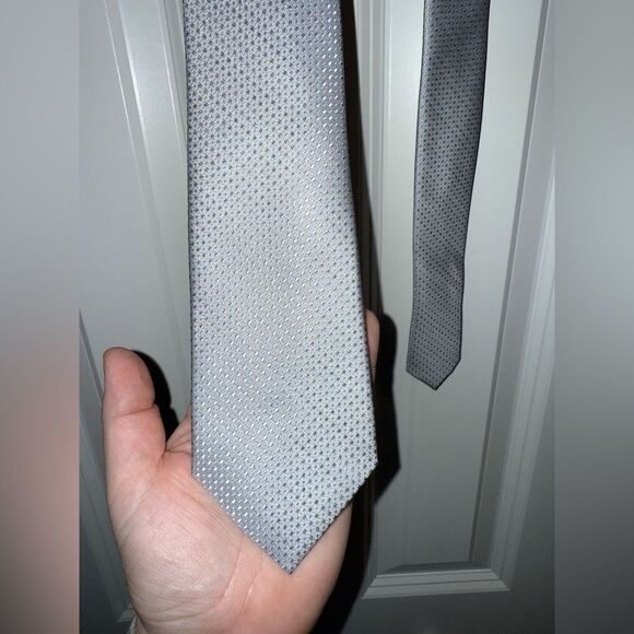 Calibrate Anser Solid Silk Tie in Charcoal - Picture 3 of 8